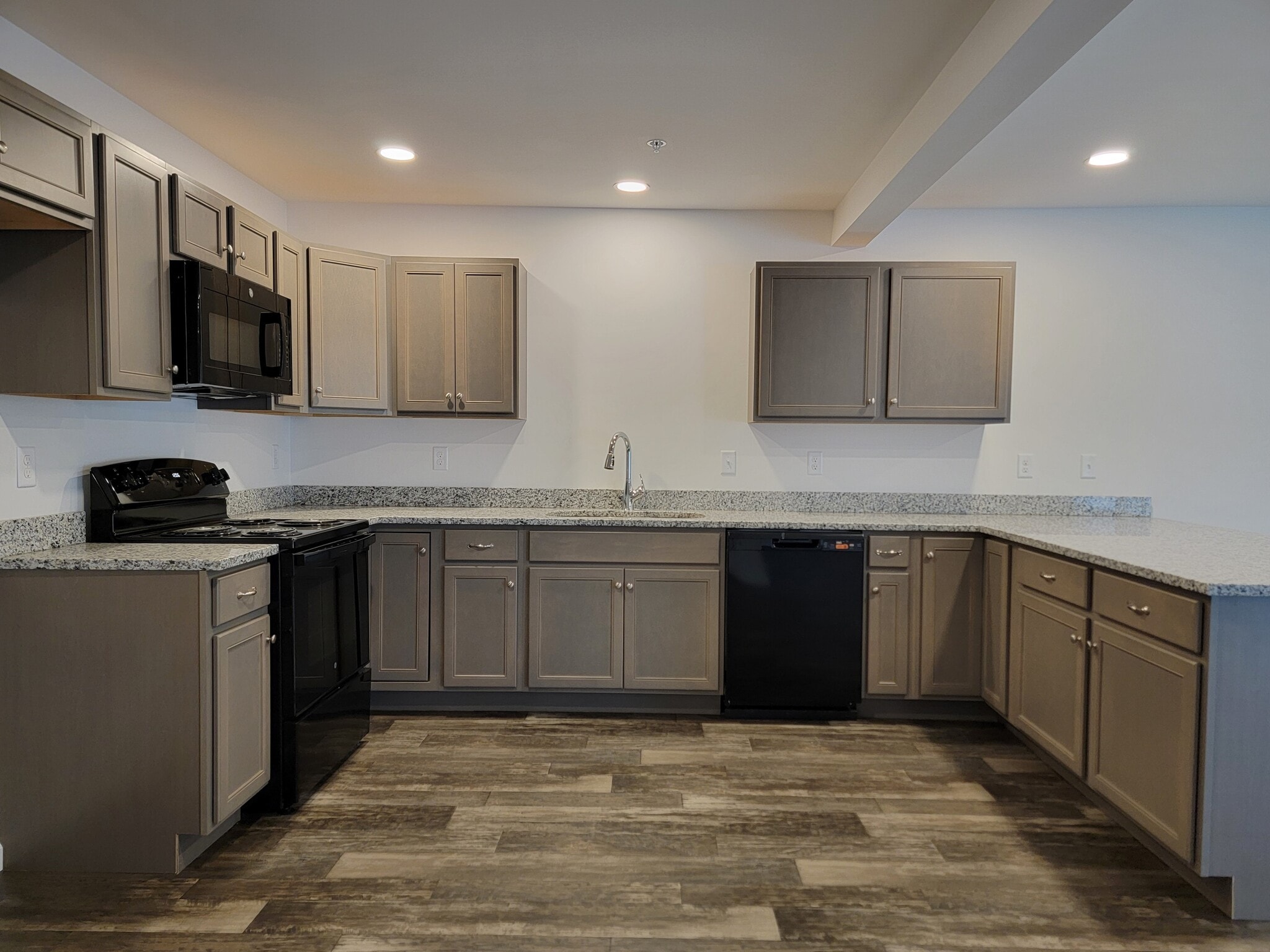 Building Photo - 140 Robert Cir