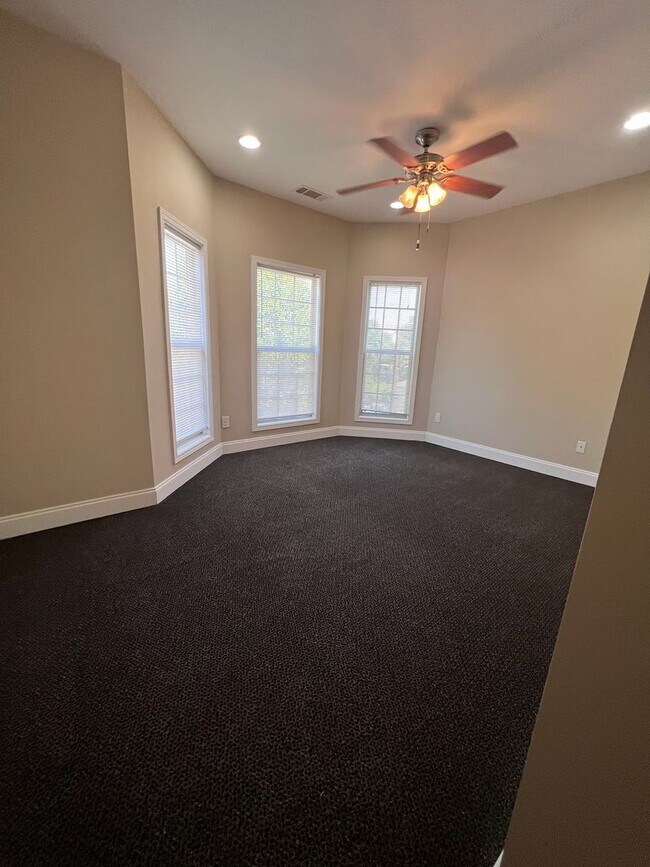Building Photo - HUGE Four Bedroom