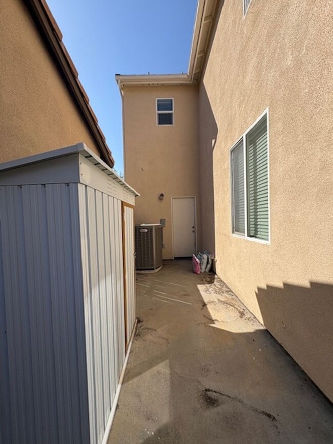 Building Photo - Redlands Home in Gated Community