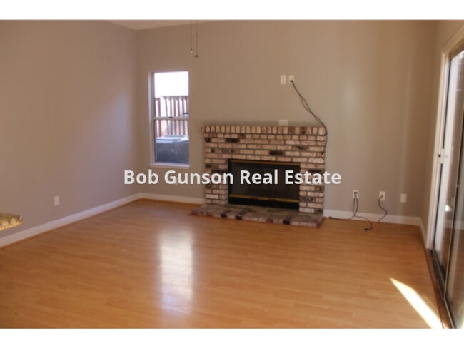 Building Photo - Large 4 bedroom, 3 bath