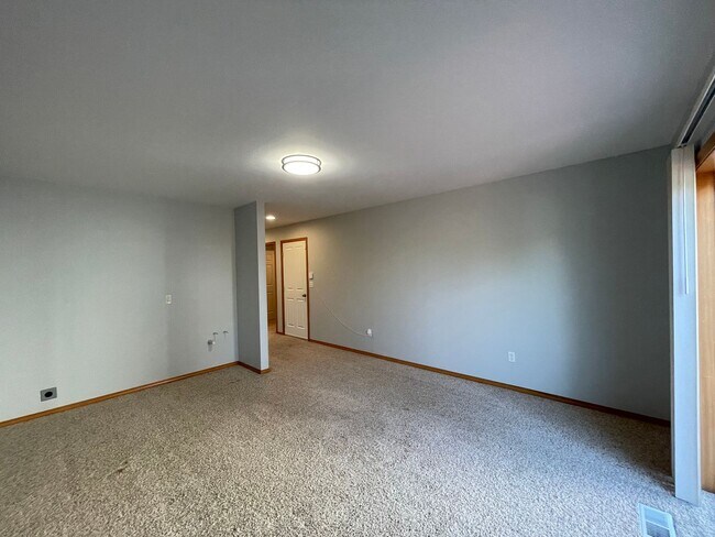 Building Photo - Spacious 5BR / 3BA Beacon Hill Home – 2,210 SF – $3900 – Pets OK