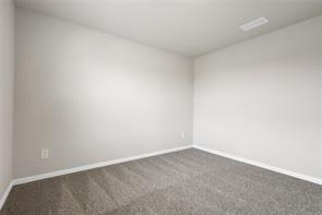 Building Photo - Spacious 3BR/2.5BA Home Near Parks, Dining & Community Pool
