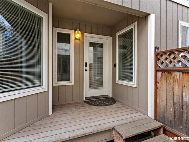 Building Photo - Spacious & Updated 3 Bedroom Duplex Near M...
