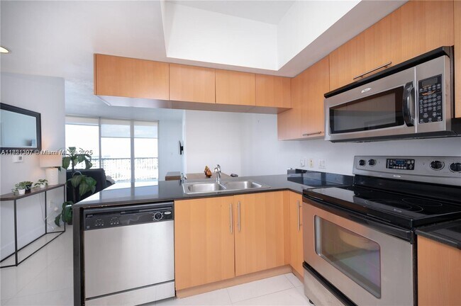 Building Photo - 1750 N Bayshore Dr