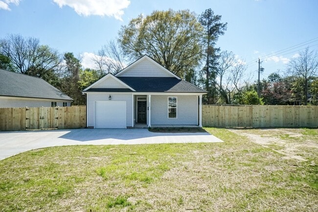 Building Photo - Three Bedroom Home!