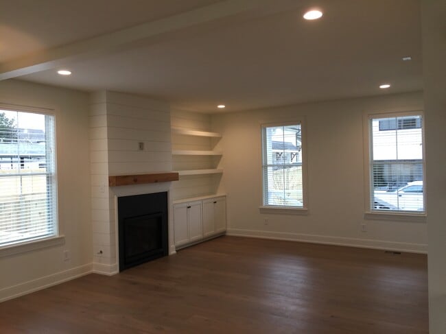 Building Photo - 1207 Sweetbriar Ave