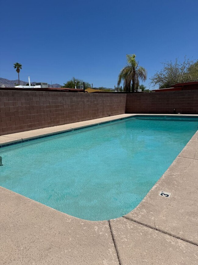 Building Photo - Charming 3 bedroom 2.bath with yard