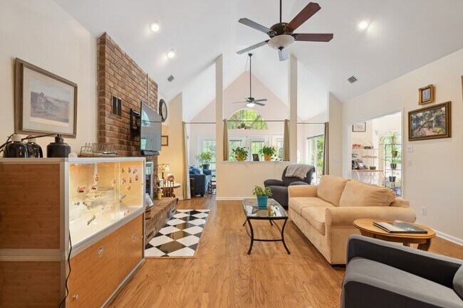 Building Photo - Everything included in rent price!! All ut...