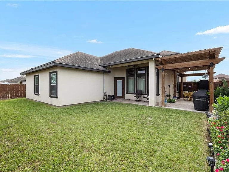 Building Photo - 2100 Rice Ave