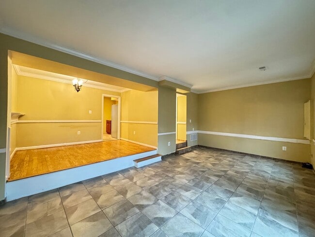 Building Photo - Spacious 3 Bed 2.5 Bath Townhome In Beautiful Sudley