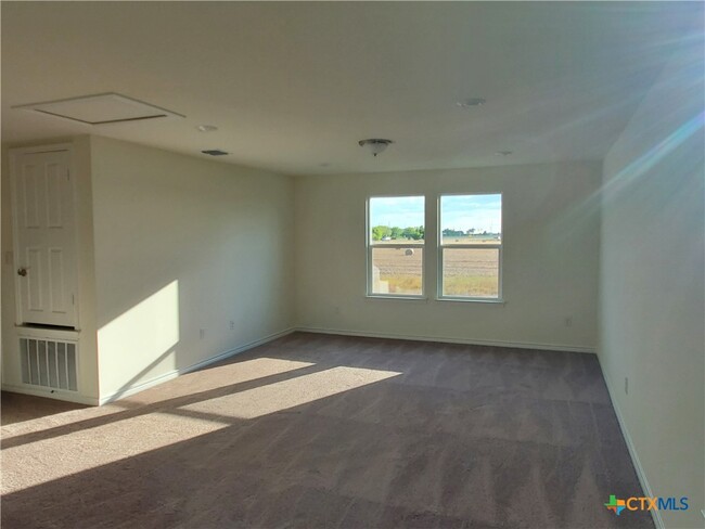 Building Photo - 4001 Woodside Dr