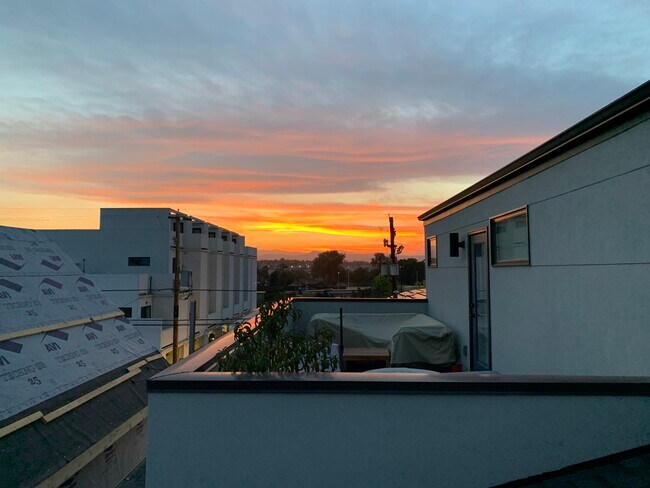 Building Photo - 2181 S Cherokee St