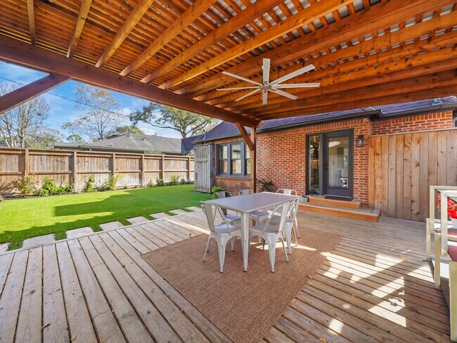 Building Photo - 2240 Wroxton Rd