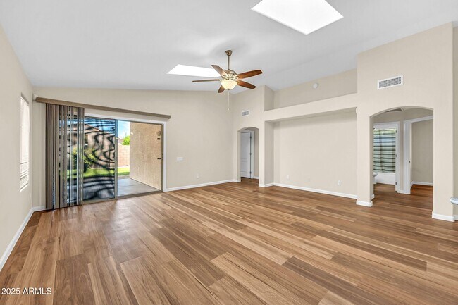 Building Photo - 3124 E Roveen Ave