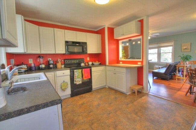 Building Photo - Charming Two Bedroom Home – Walk to Downtown Carrboro + Chapel Hill!