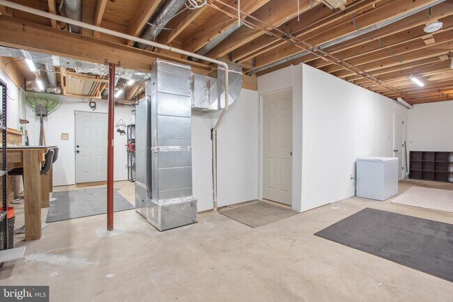 Building Photo - 1619 Summit Dr