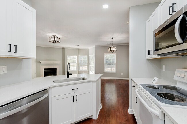 Building Photo - Wonderful 2 bedroom 2 bath Condo End Unit in Great Carmel Location!