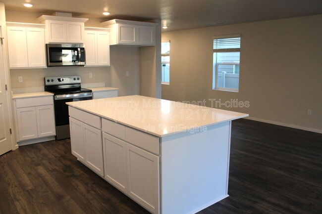 Building Photo - 611 S Zeelar St