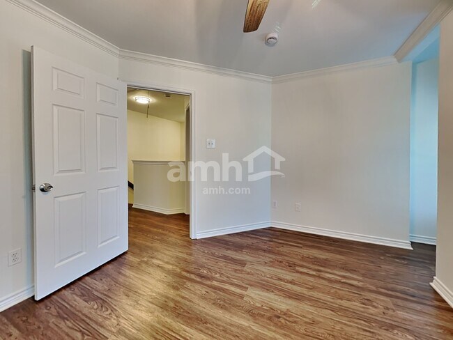 Building Photo - 315 Lakeside Dr