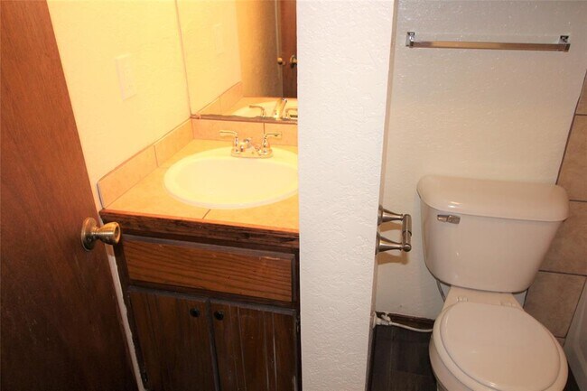 Building Photo - 1901 E Lindsey St