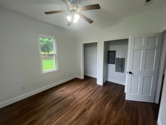 Building Photo - 3 Bedroom, 2 Bath House