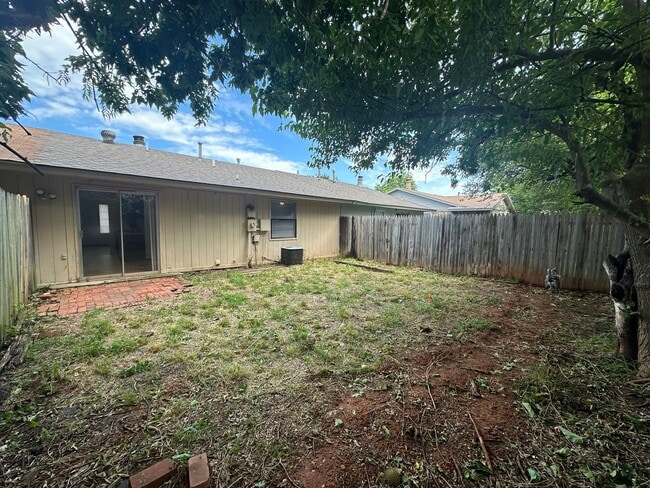 Building Photo - 2 Bedroom 1.5 Bath