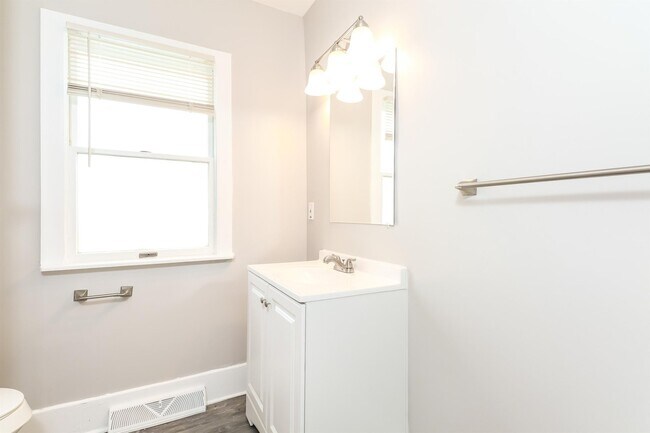 Building Photo - 856 Broad St