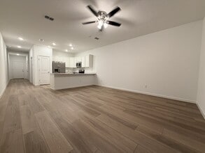 Building Photo - 523 Holly Lks Dr