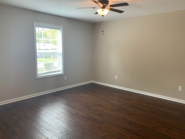 Building Photo - 429 Oakwood Rd