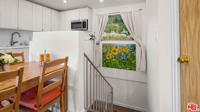 Building Photo - 116 S Glenroy Ave