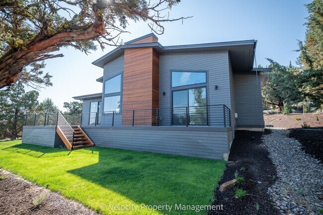 Building Photo - Stunning Home in Eagle Crest Resort Commun...
