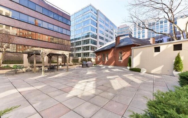 Building Photo - Fantastic 1 Bed with Den/Office/Additional Sleeping area! Conveniently located near Dupont, Logan...