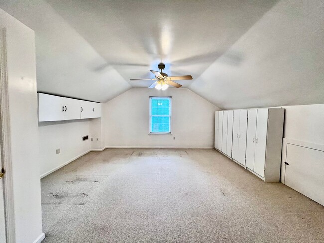 Building Photo - Gorgeous 4 Bedroom 2.5 Bath home in the he...