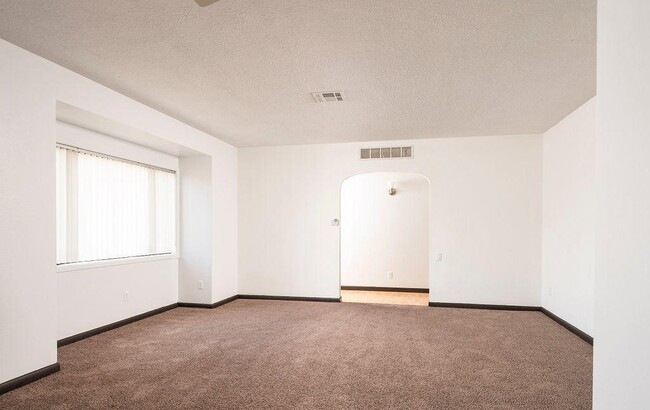 Building Photo - 2955 Huntington Dr