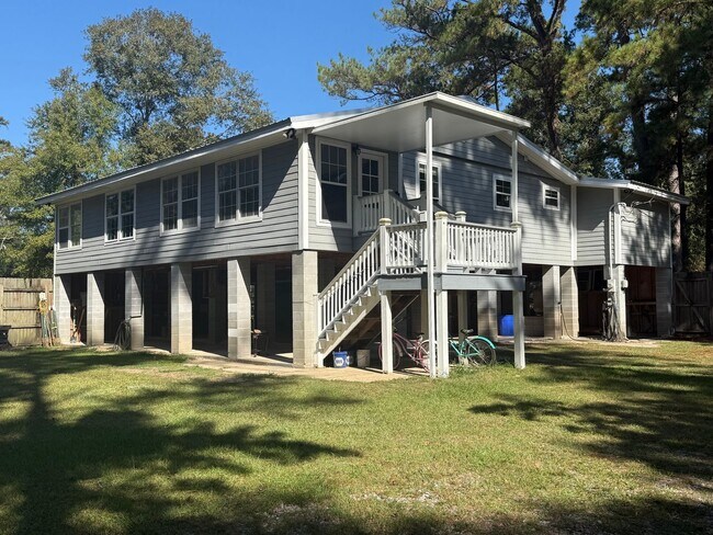 Building Photo - Cottage On The Water