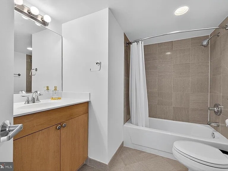 Guest Bath - 7500 Woodmont Ave