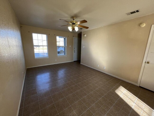 Building Photo - 1402 Dugger Cir