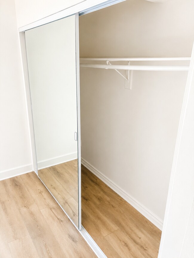 Building Photo - Beautiful Updated 2 Bed / 1.5 Bath Condo