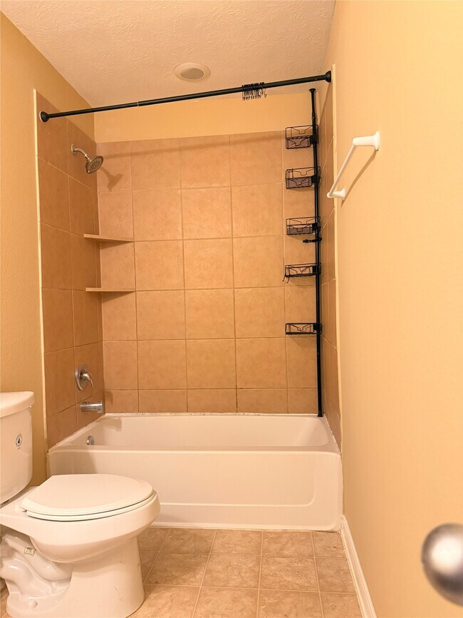 Building Photo - 2914 Acorn Oaks Dr