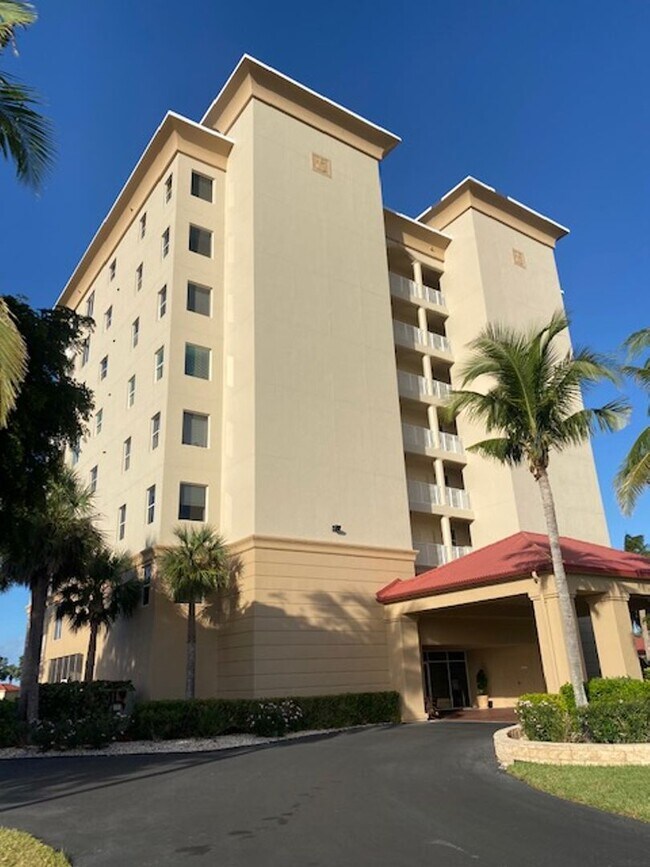 Building Photo - 3 bedroom 3 bathroom Luxury Condo