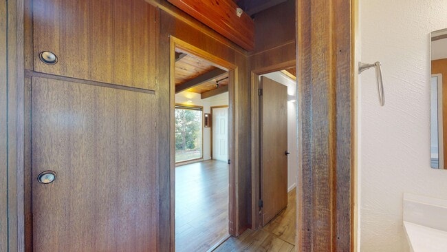 Building Photo - Fantastic 3 Bedroom Home with Gorgeous Oce...