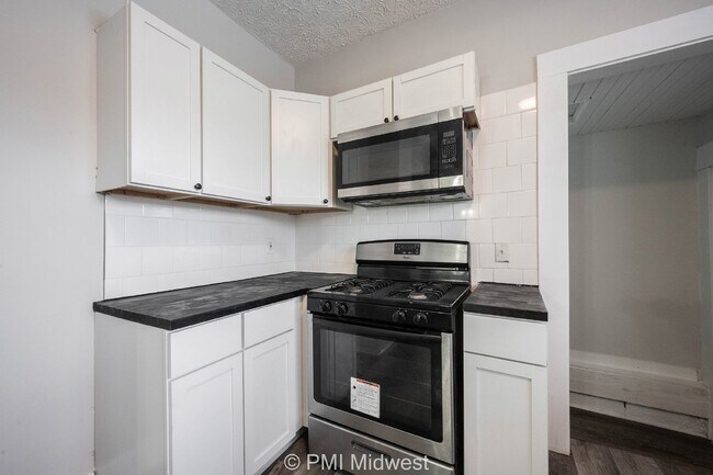 Building Photo - Charming 2 Bed, 1 Bath Rental in Indianapolis!