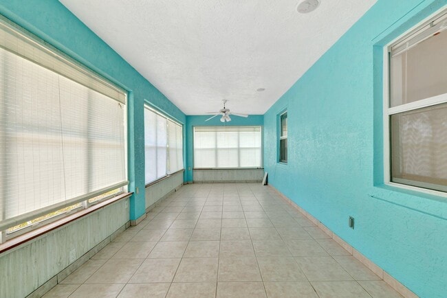 Building Photo - 189 SE Floresta Dr