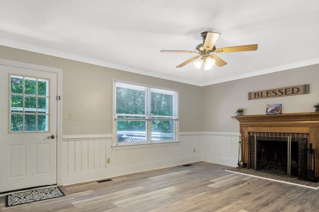 Building Photo - Beautifully Refreshed 4 Bedroom 3 Bath Col...