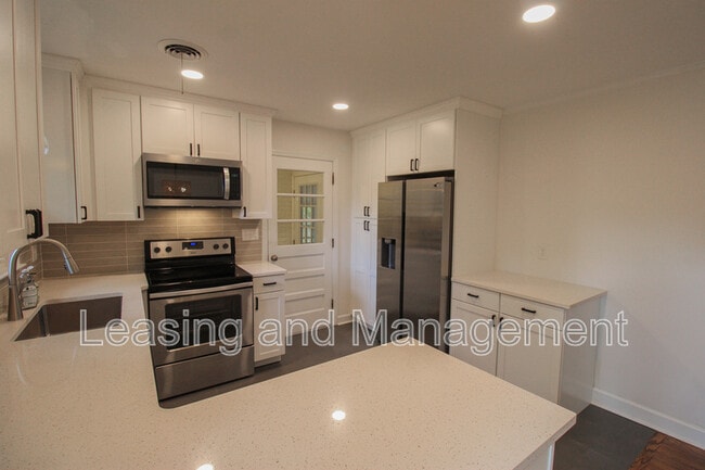 Building Photo - 927 Holly Ct