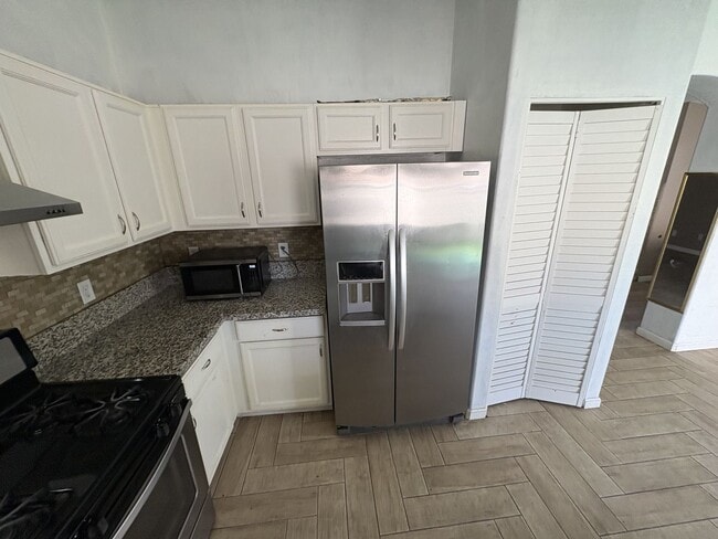 Building Photo - Great eastside location four bedrooms