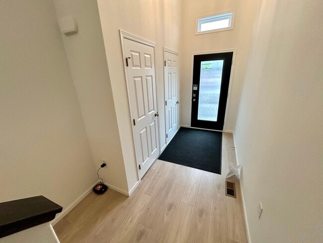 Building Photo - Spacious & Stylish 4-Bed Home with Modern Finishes and Attached 2-Stall Garage