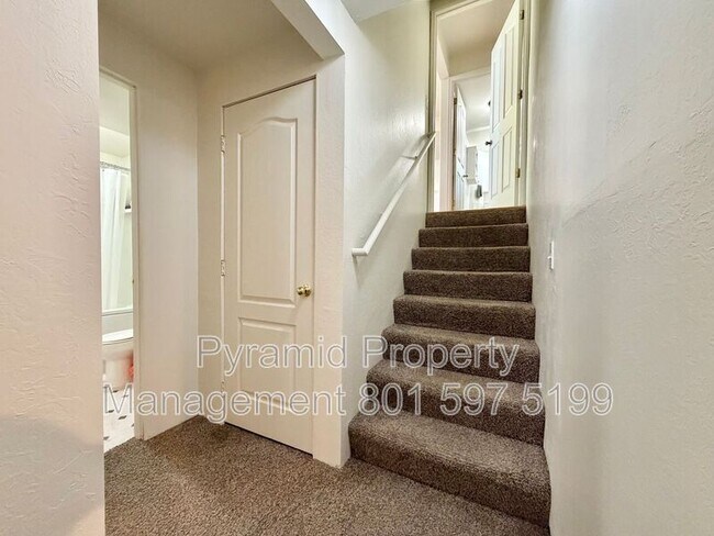Building Photo - 717 E Hundley Hvn Cir