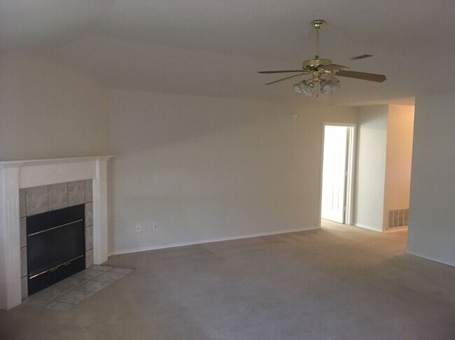 Building Photo - 4 Bed 2 Bath Coming Soon!