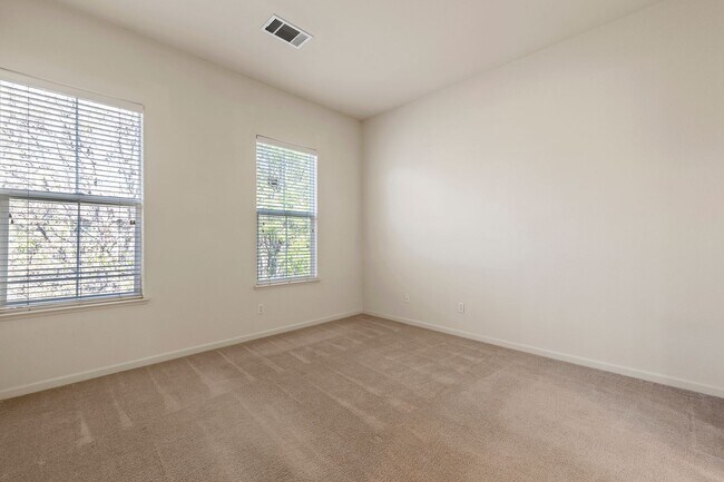 Building Photo - Spacious Tri-Level Home - Great Downtown S...